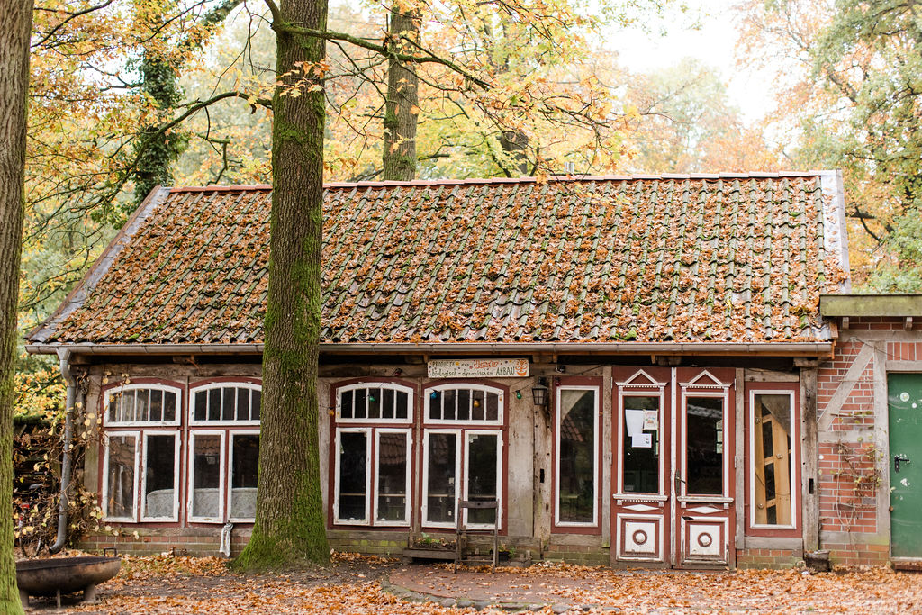 Altes Hofgebäude des Arpshofs im Herbstlaub – Heimat des Kulturvereins