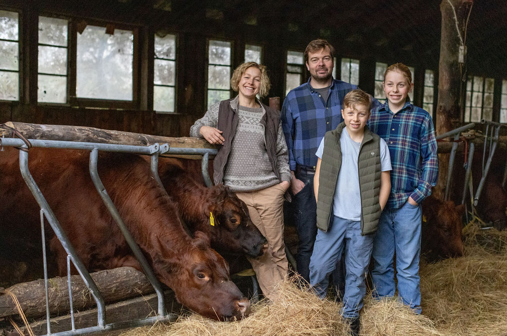 Familie Paulick im Rinderstall